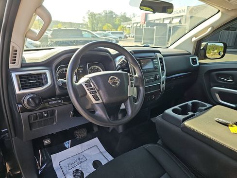 Used 2018 Nissan Titan SV AWD/4WD image 17