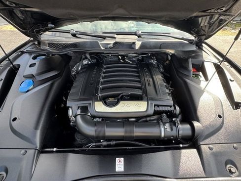 Used 2017 Porsche Cayenne Platinum Edition image 2