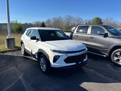 Used 2024 Chevrolet TrailBlazer LS image 2