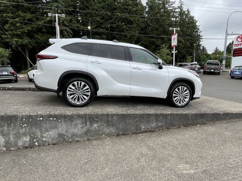 Certified 2025 Toyota Highlander Platinum AWD/4WD image 8