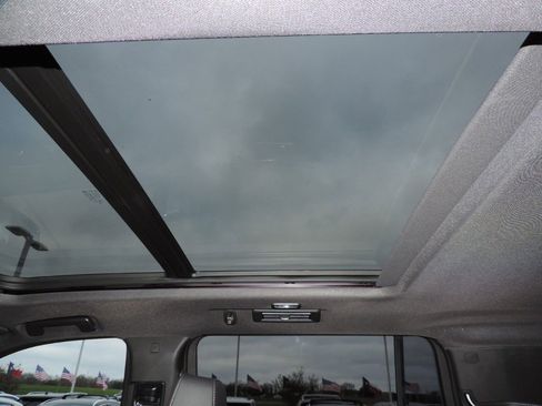 Used 2023 Chevrolet Suburban Z71 w/ Luxury Package image 22