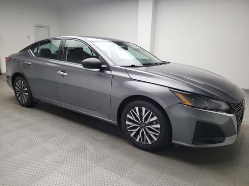 Used 2024 Nissan Altima 2.5 SV image 11