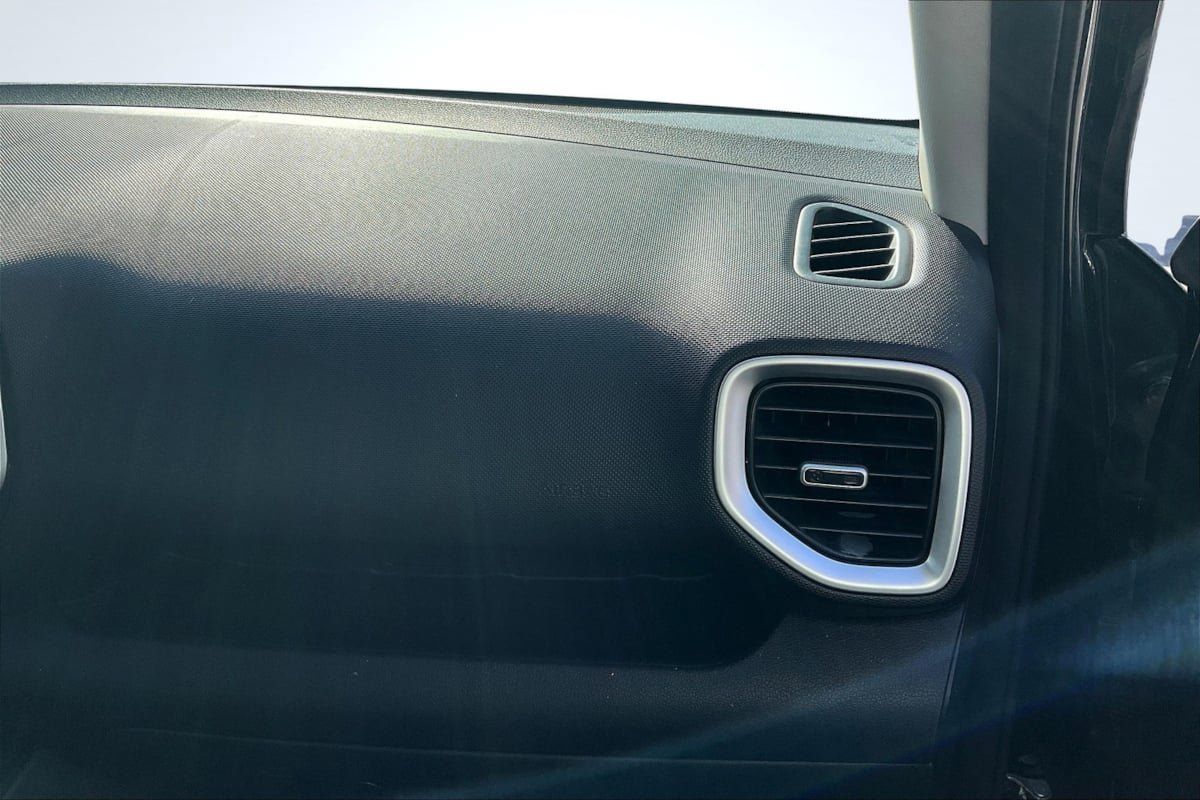 Used 2024 Hyundai Venue SE FWD image 17