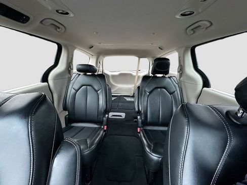 Used 2024 Chrysler Pacifica Touring-L image 28