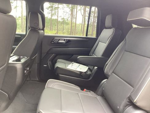 New 2025 Chevrolet Suburban Premier RWD image 19