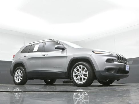 Used 2017 Jeep Cherokee Latitude w/ Cold Weather Group FWD image 31
