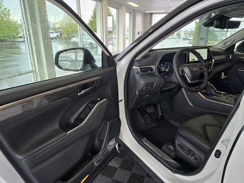 New 2026 Toyota Highlander Platinum image 19