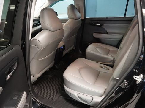 Used 2022 Toyota Highlander XLE AWD/4WD image 19