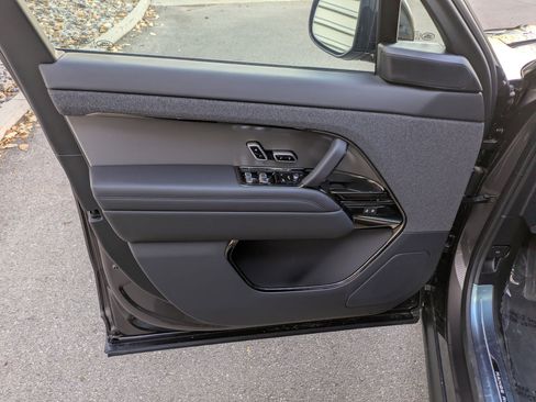 Used 2025 Land Rover Range Rover Sport SE image 14