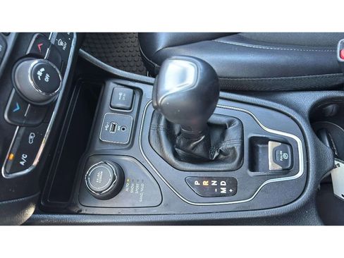 Used 2019 Jeep Cherokee Latitude Plus w/ Cold Weather Group AWD/4WD image 20