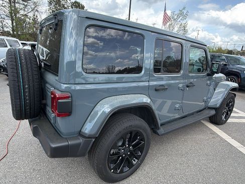 Used 2025 Jeep Wrangler Sahara image 8
