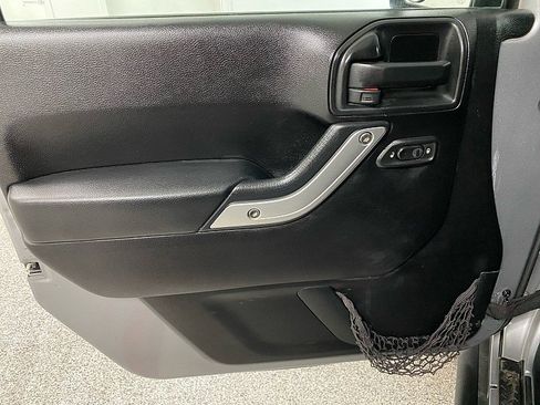 Used 2013 Jeep Wrangler Unlimited Sahara w/ Connectivity Group AWD/4WD image 9