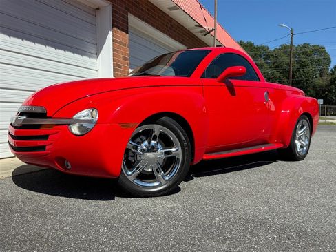 Used 2004 Chevrolet SSR w/ Preferred Equipment Group image 2