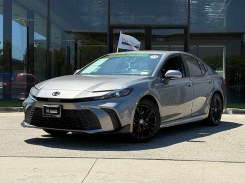 Used 2025 Toyota Camry SE FWD image 2
