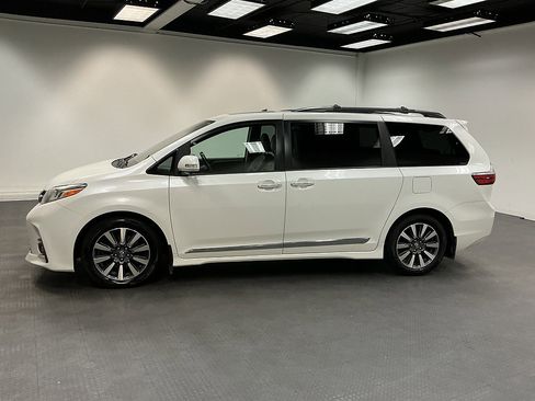 Used 2018 Toyota Sienna Limited Premium w/ Protection Package FWD image 2