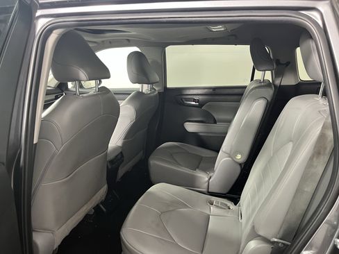 Used 2023 Toyota Highlander XLE image 14