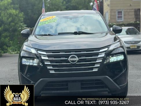 Used 2024 Nissan Rogue SV image 2