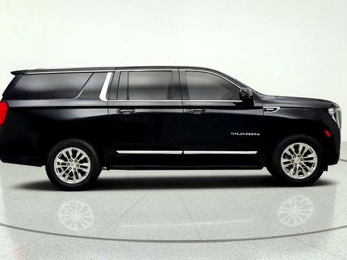 Used 2023 GMC Yukon XL SLT w/ SLT Premium Package AWD/4WD image 4