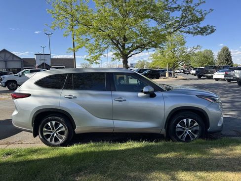 Used 2021 Toyota Highlander XLE image 3