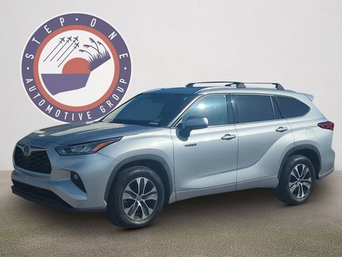 Used 2020 Toyota Highlander XLE FWD image 2