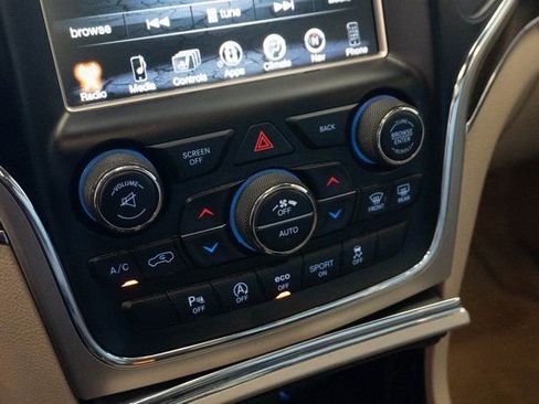 Used 2017 Jeep Grand Cherokee Overland image 27