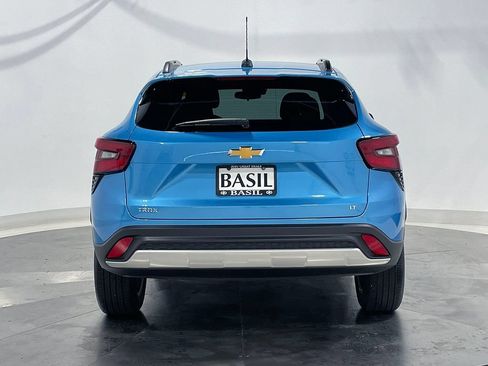 Used 2025 Chevrolet Trax LT w/ LT Convenience Package FWD image 12
