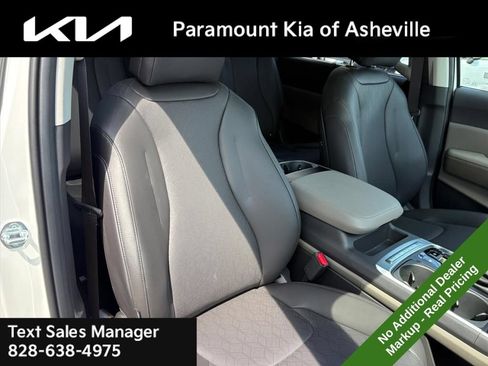 New 2026 Kia Carnival EX FWD image 21