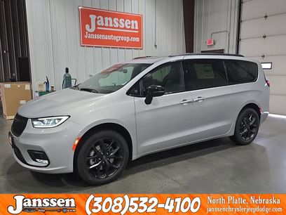 New 2026 Chrysler Pacifica Limited w/ S Appearance Package