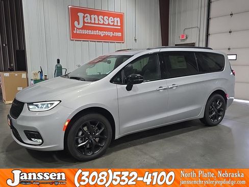 New 2026 Chrysler Pacifica Limited w/ S Appearance Package image 1