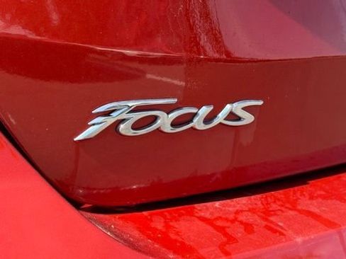 Used 2018 Ford Focus SE w/ Cold Weather Package FWD image 12