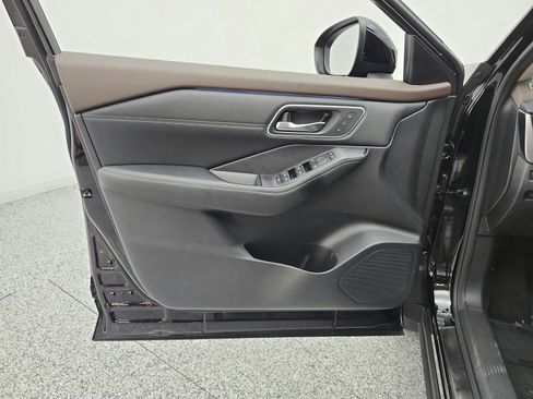 Used 2023 Nissan Rogue Platinum w/ Platinum Premium Package FWD image 12