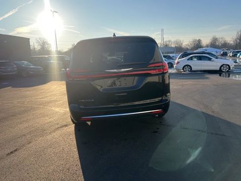 Used 2026 Chrysler Pacifica Select image 9