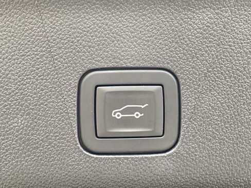 Used 2025 GMC Yukon Denali AWD/4WD image 8