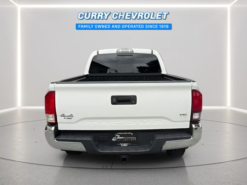 Used 2018 Toyota Tacoma SR5 AWD/4WD image 11