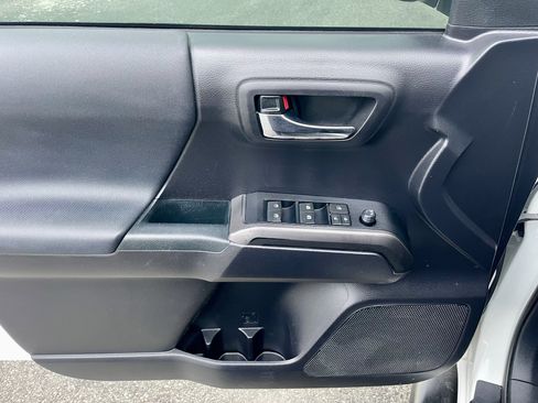 Used 2020 Toyota Tacoma TRD Off-Road image 12