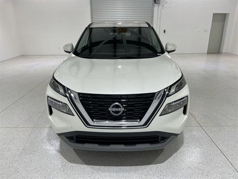 Used 2023 Nissan Rogue SV image 3