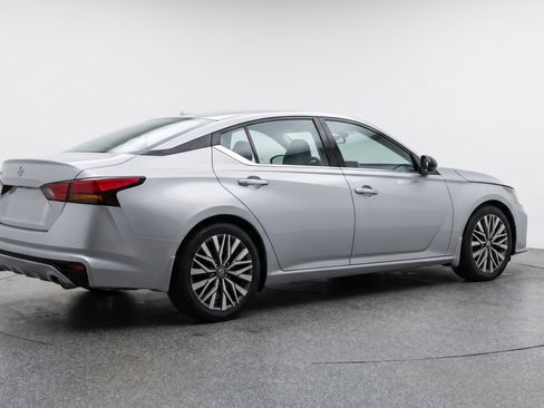 Used 2025 Nissan Altima 2.5 SV FWD image 9