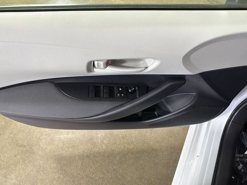 Used 2024 Toyota Corolla LE w/ LE Convenience Package image 5