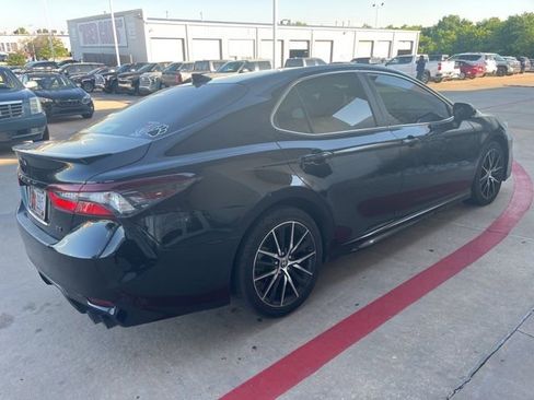 Used 2021 Toyota Camry SE FWD image 6