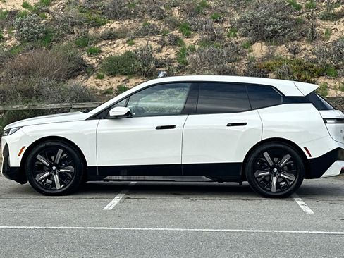 Used 2025 BMW iX xDrive50 w/ Premium Package image 9