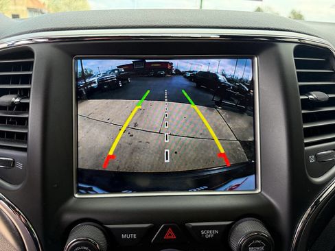 Used 2018 Jeep Grand Cherokee Altitude AWD/4WD image 15