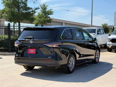Used 2025 Toyota Sienna XLE FWD image 4