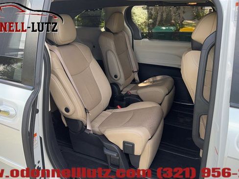 Used 2022 Toyota Sienna Limited FWD image 10