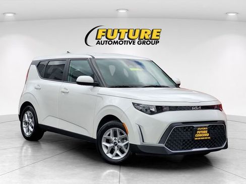 Used 2025 Kia Soul LX w/ LX Technology Package FWD image 1