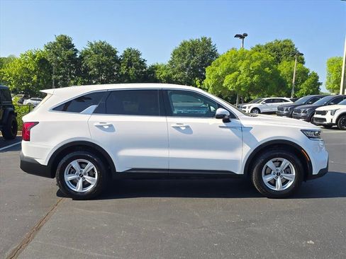 Used 2022 Kia Sorento LX FWD image 2