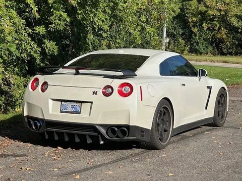 Used 2014 Nissan GT-R Black Edition image 17