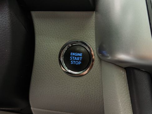 Used 2019 Toyota Highlander XLE AWD/4WD image 36
