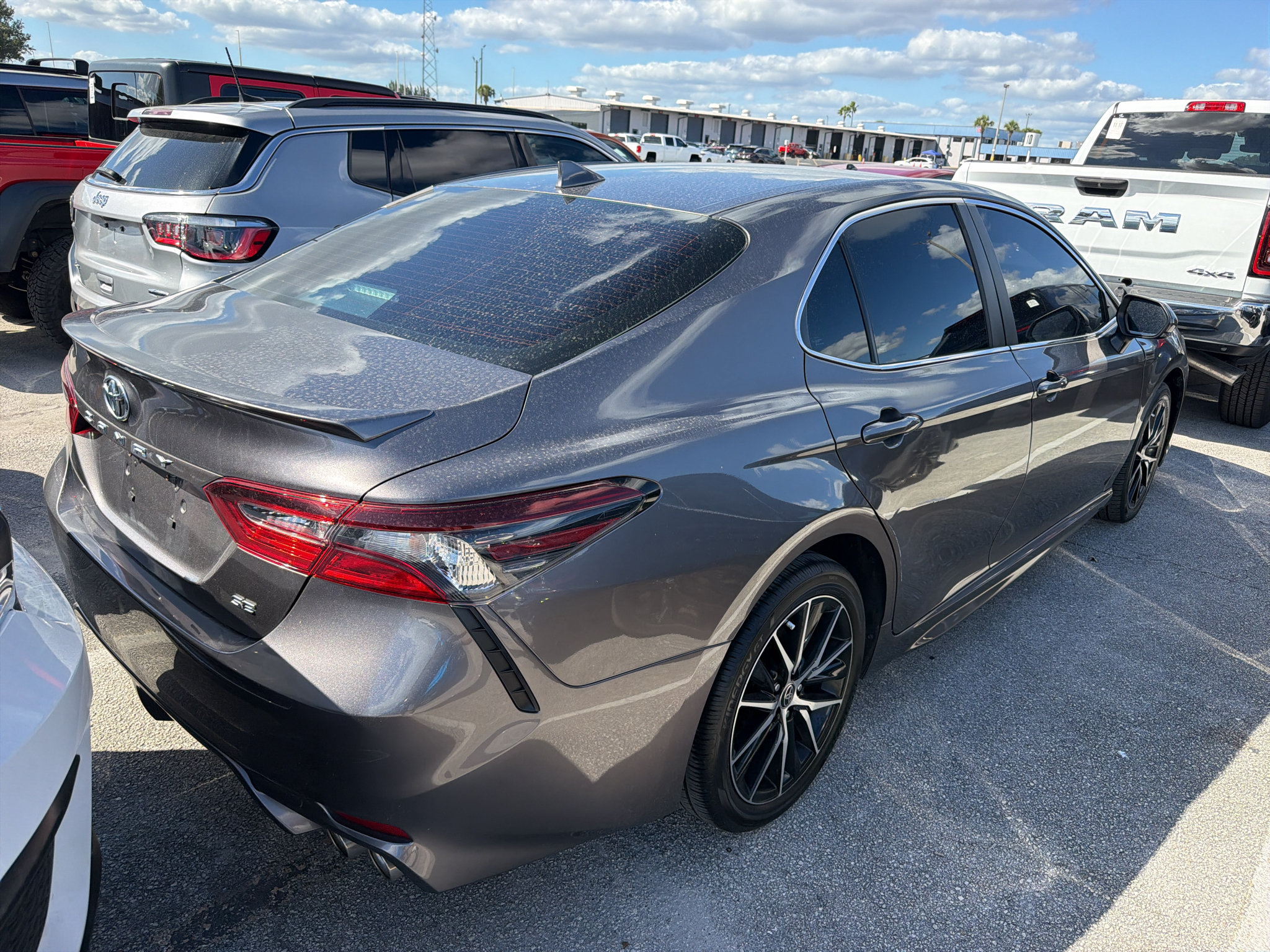 Used 2023 Toyota Camry SE FWD image 3
