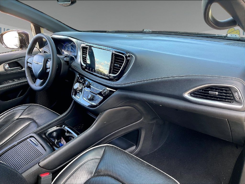 Used 2025 Chrysler Pacifica Limited FWD image 13