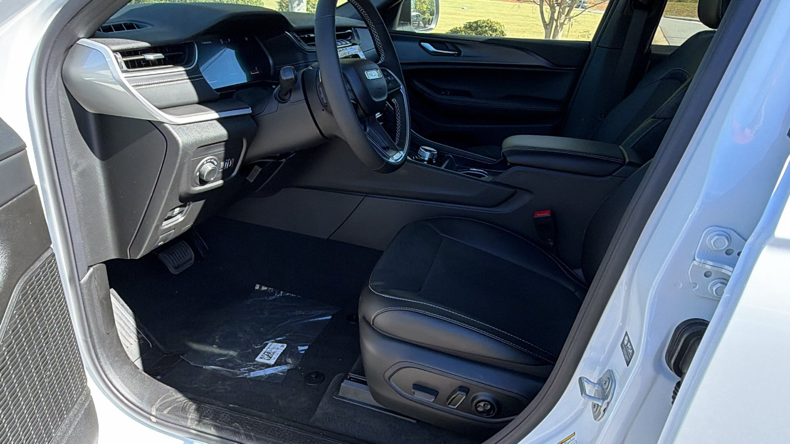New 2027 Jeep Grand Cherokee Laredo X AWD/4WD image 17